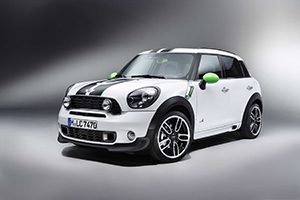 P90107397-mini-cooper-sd-countryman-all4-in-light-white-with-mini-ray-stripes-in-alien-green-11-2012-2250px