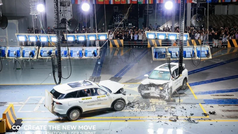 Chery TIGGO 9 PHEV w trakcie testu zderzeniowego podczas Chery International Summit 2025