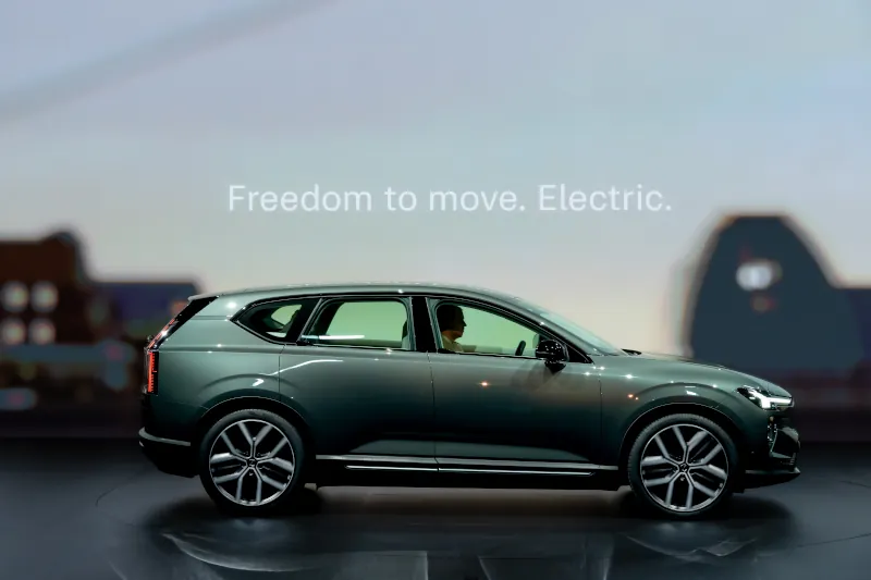 Volvo EX60: Inteligentny SUV z AI Gemini, Apple Music i 810 km zasięgu