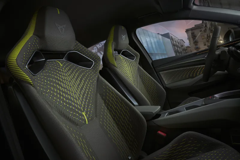 CUPRA Raval z nowym wnętrzem. Marka stawia na emocje zamiast ekranów