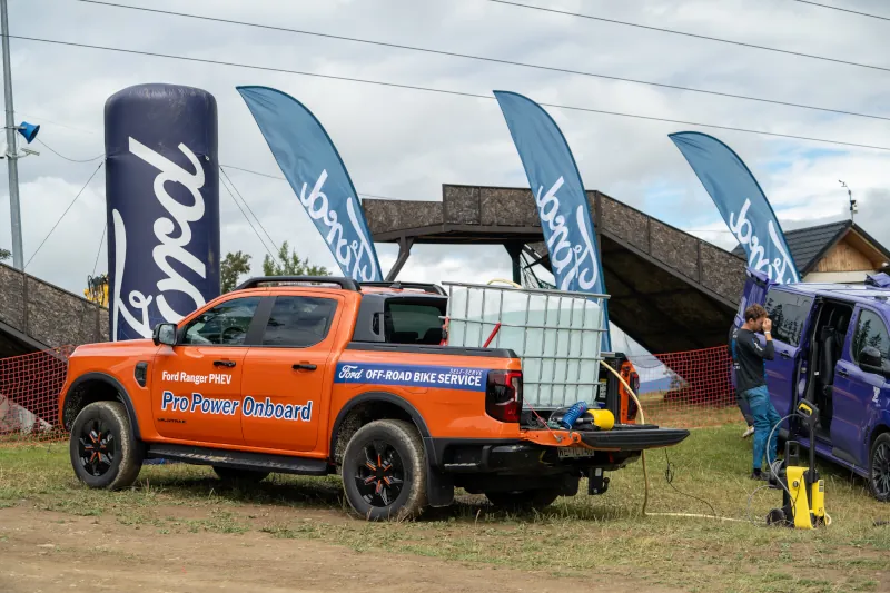 Ford Ranger PHEV zamienił się w mobilny serwis rowerowy. Pickup pomagał na Joy Ride