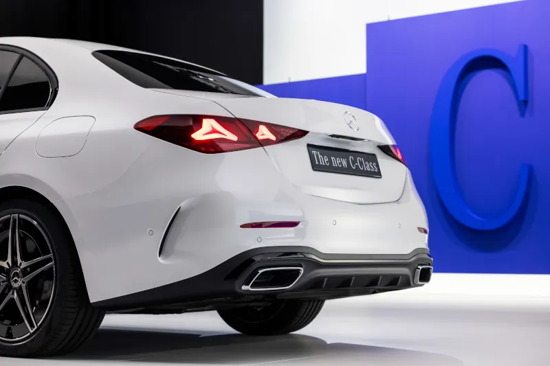 Mercedes mocno odświeżył Klasę C. Nowe silniki, PHEV i mnóstwo technologii