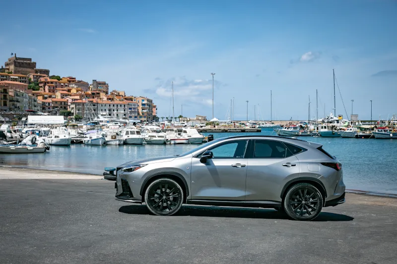 Lexus NX od 219 100 zł. Jest też hybryda plug-in z zasięgiem 93 km na prądzie