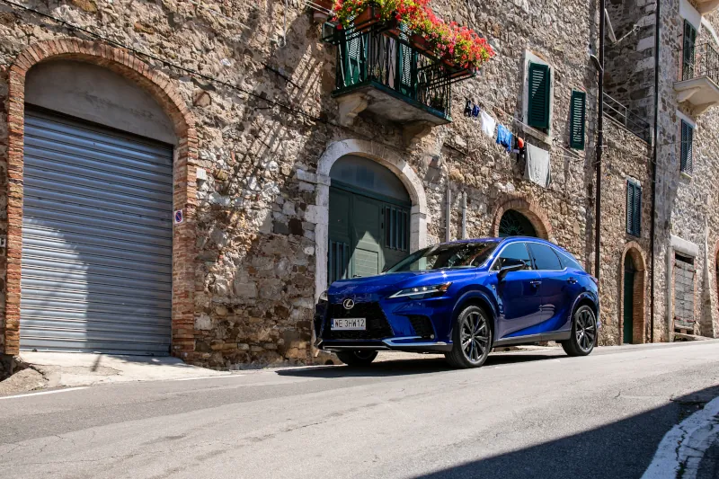 Lexus przecenia RX. choćby 84 000 zł rabatu na hybrydowego SUV-a
