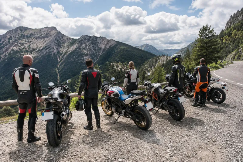Jazda motocyklem w grupie. Tego błędu lepiej nie popełniać