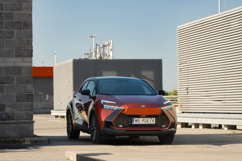 Toyota C-HR potaniała. Ponad 15 tys. zł rabatu na hybrydę z 2026 roku
