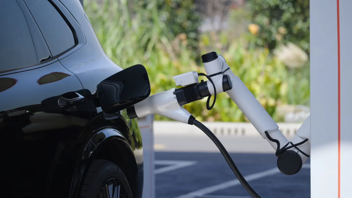 Geely chce ładować samochód w kilka minut. Nowa technologia korzysta ze sztucznej inteligencji