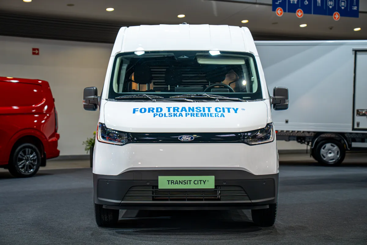 Nowy elektryczny Ford Transit debiutuje w Polsce. Ma 254 km zasięgu i do 1600 kg ładowności