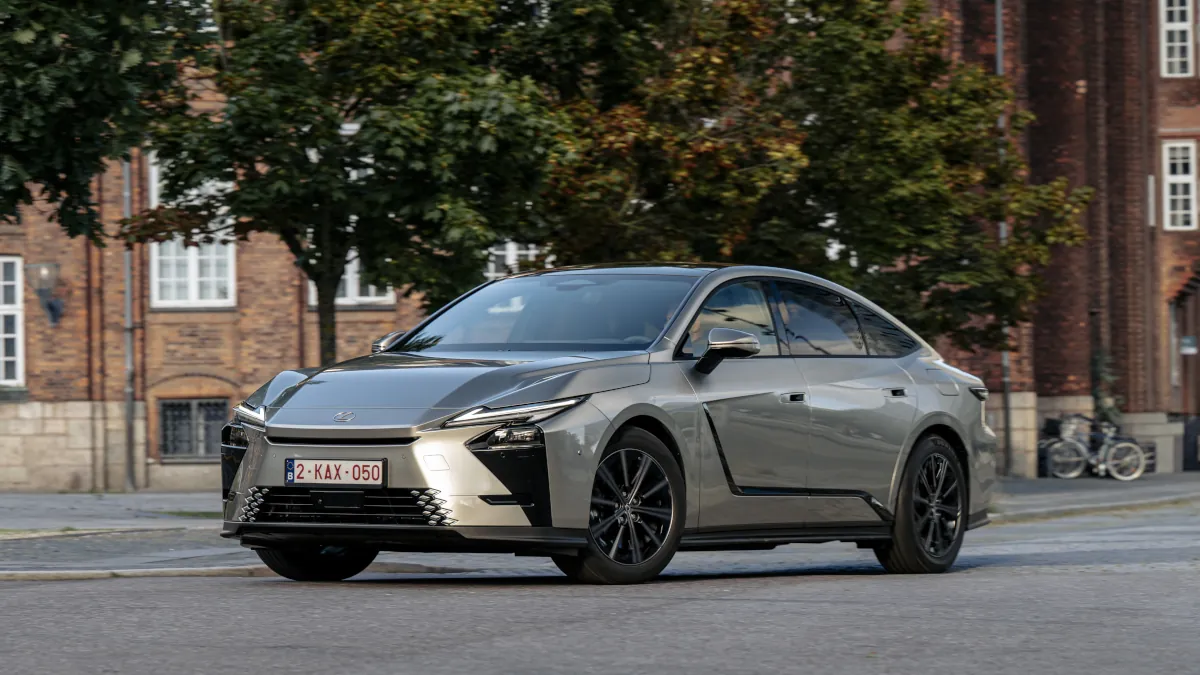 Nowy Lexus ES kosztuje teraz 260 100 zł. Rabaty sięgają 60 tys. zł