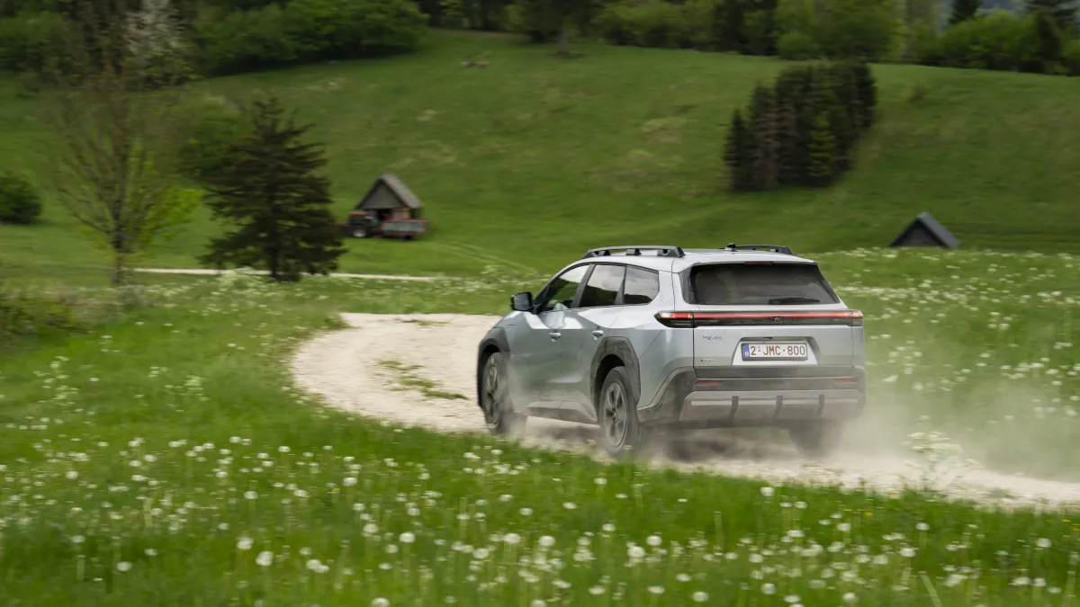 Toyota zmienia podejście do hybryd. W Chinach wprowadzi technologię znaną z chińskich aut