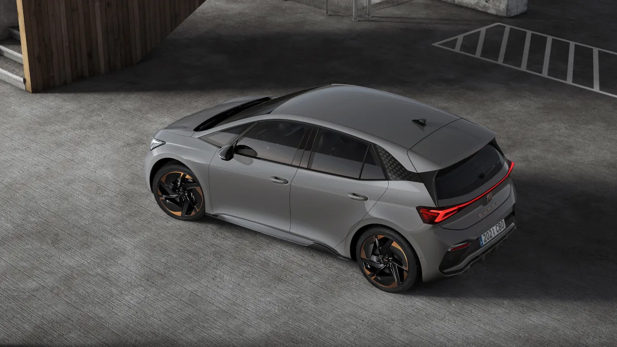 CUPRA Born VZ ma 326 KM. Tyle kosztuje elektryczny hot hatch z napędem na tył