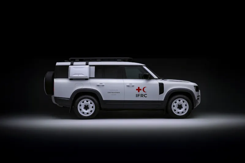 Defender 110 PHEV trafi do Czerwonego Krzyża