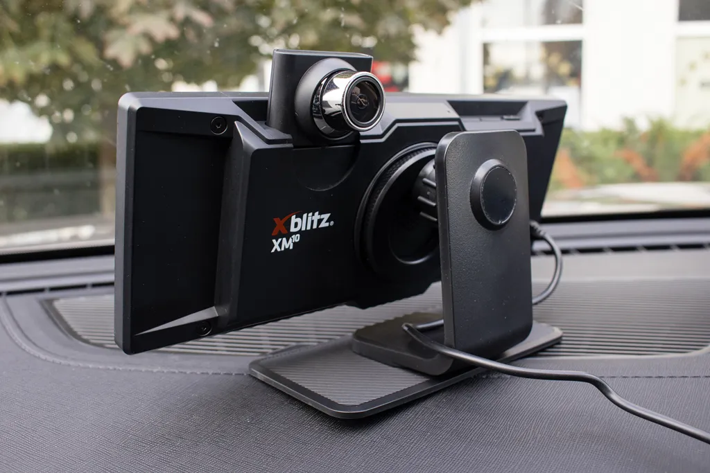 Xblitz XM10 może odmienić starszy samochód. Ma Android Auto, kamerę 4K i kosztuje 499 zł