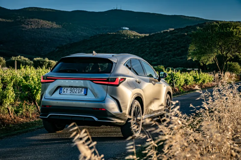 Lexus NX w wyprzedaży. Rabat sięga 68 200 zł, a ceny startują od 219 100 zł