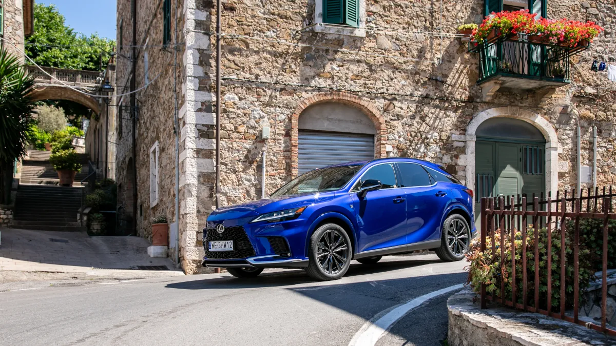 Lexus RX mocno potaniał. Duży SUV kosztuje teraz od 304 300 zł