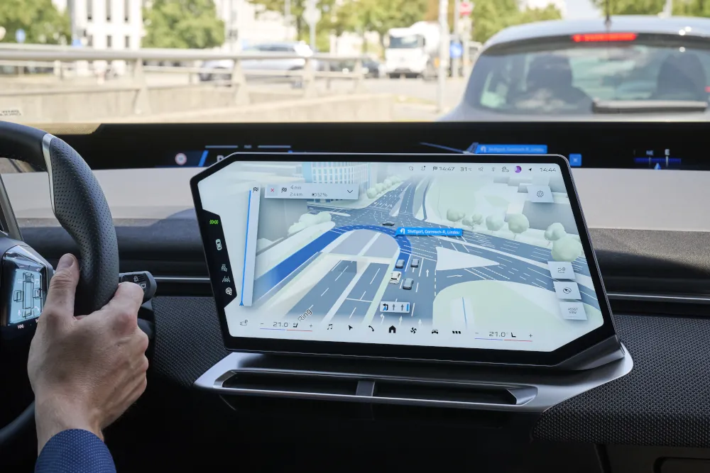 BMW zmienia nawigację. Na jednym ekranie pokaże drogę i to, co widzi samochód