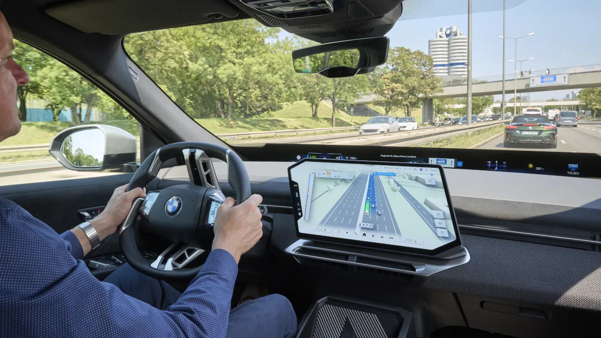 BMW zmienia nawigację. Na jednym ekranie pokaże drogę i to, co widzi samochód