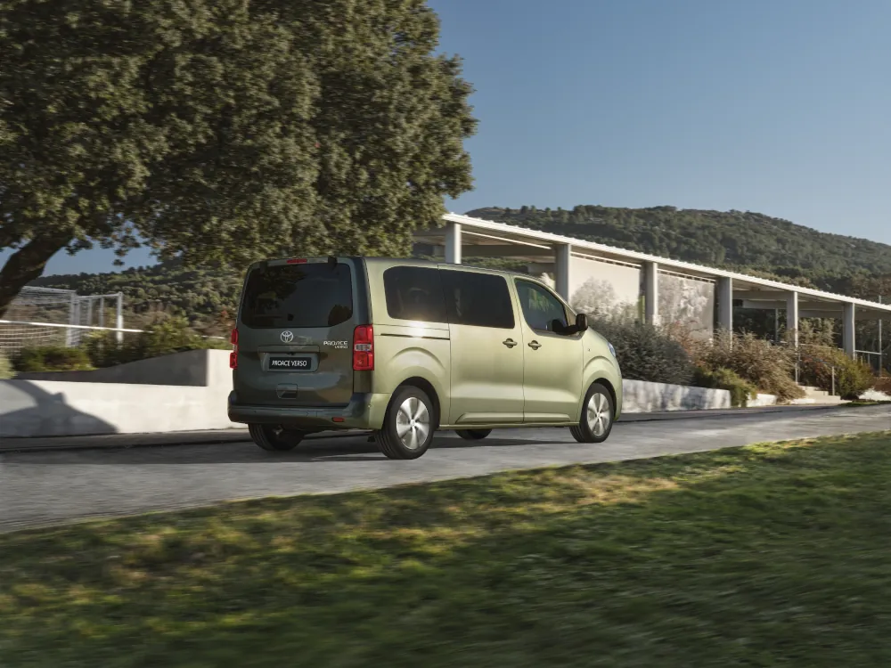 Toyota PROACE Verso kosztuje od 199 700 zł. Ma 9 miejsc i milion kilometrów gwarancji