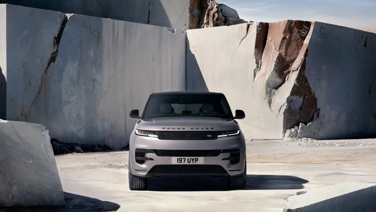 Range Rover Sport dostał 550 KM i napęd elektryczny. Ma 609 km zasięgu i potrafi brodzić na 900 mm