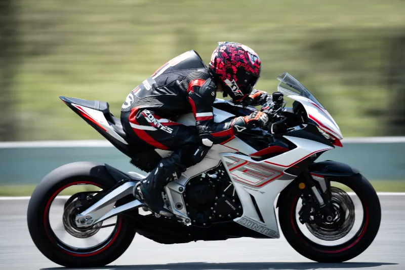 Zontes 703 RR potaniał o 4000 zł. Sportowy motocykl kosztuje teraz 28 999 zł