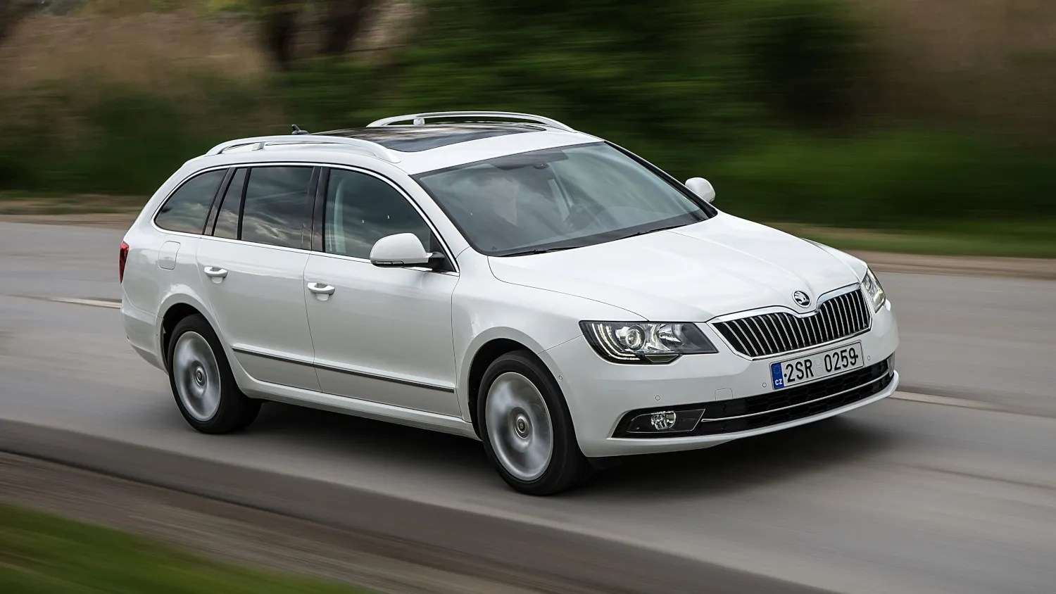 Skoda Superb ma już 25 lat. Cztery generacje i prawie 1,8 mln samochodów