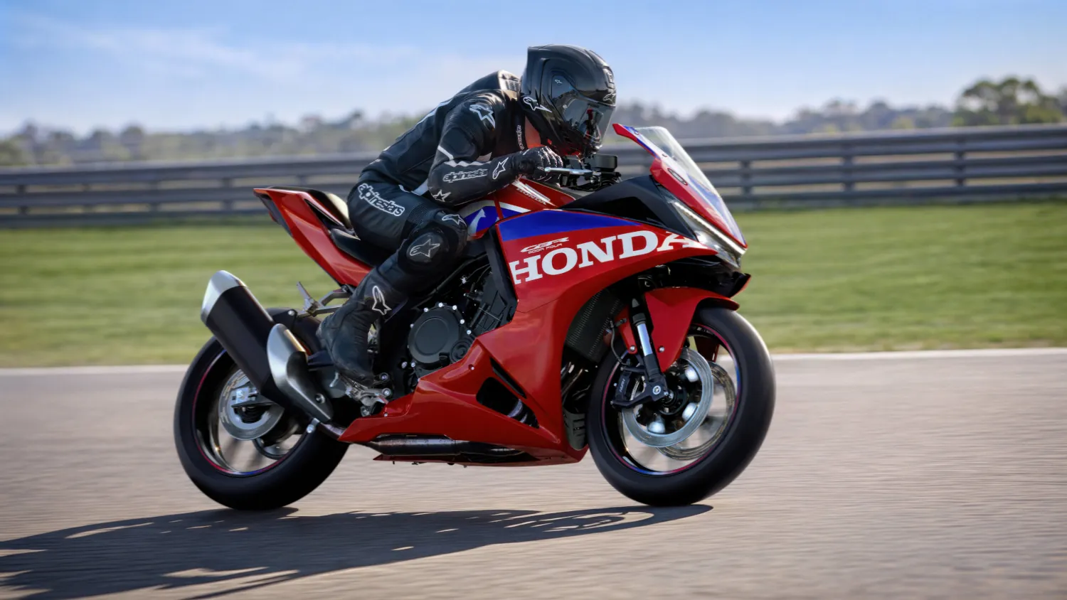 Honda wraca do czterech cylindrów w klasie 500. Nowa CBR500R FOUR ma 70 KM i E-Clutch