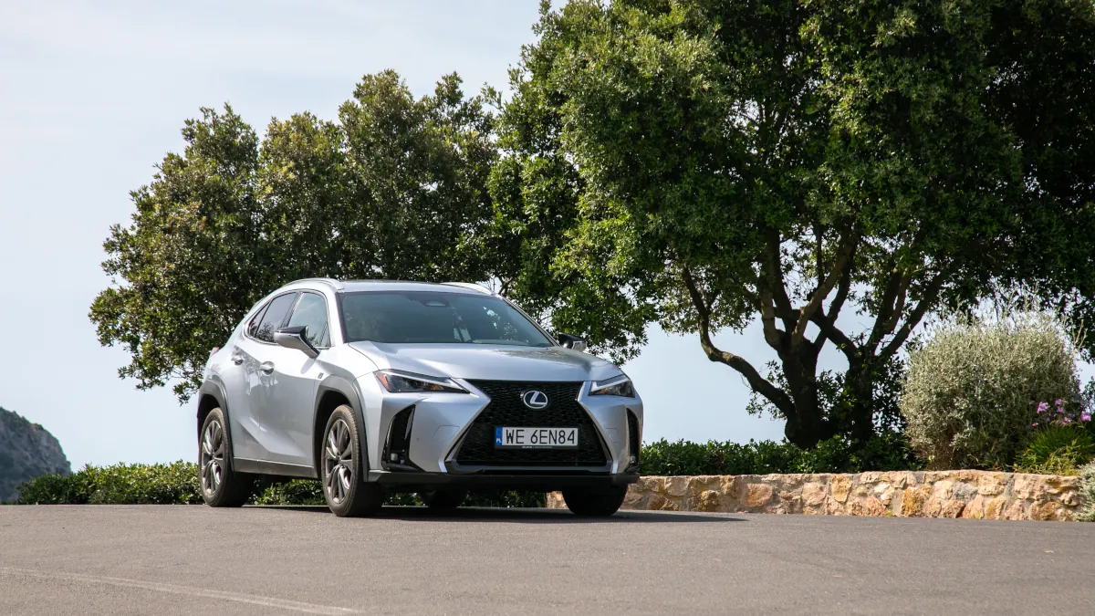 Po co kupować chińczyka? Lexus wyprzedaje UX-a. Można zyskać 64 300 zł