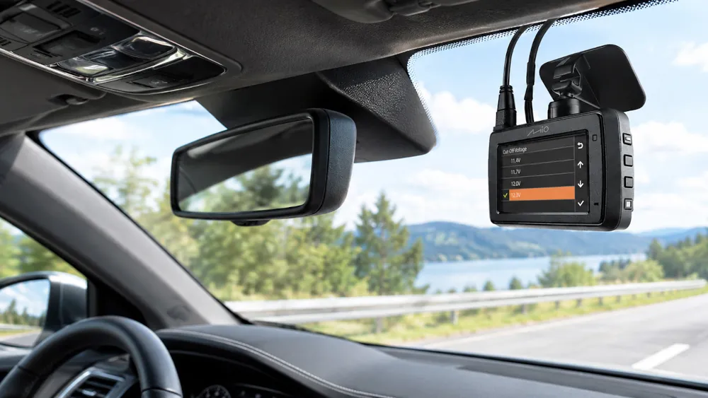 Mio MiVue 803WD Pro. Nowy wideorejestrator nagrywa obraz z przodu i z tyłu