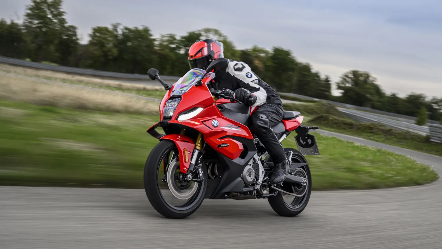 BMW pokazało nowe F 450 RR. 48 KM i tylko 177 kg w sportowym motocyklu A2