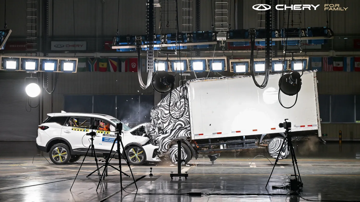 Chery Tiggo 7 zderzyło się z ciężarówką. Producent pokazał, co stało się z kabiną