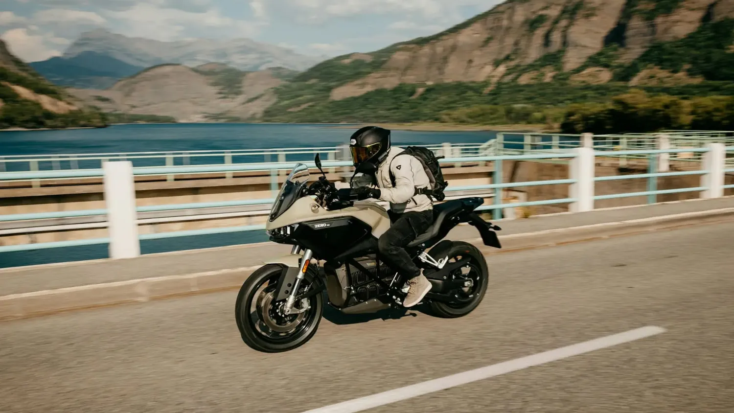 Motocykl elektryczny przejechał 436,5 km na jednym ładowaniu. To nowy rekord Guinnessa