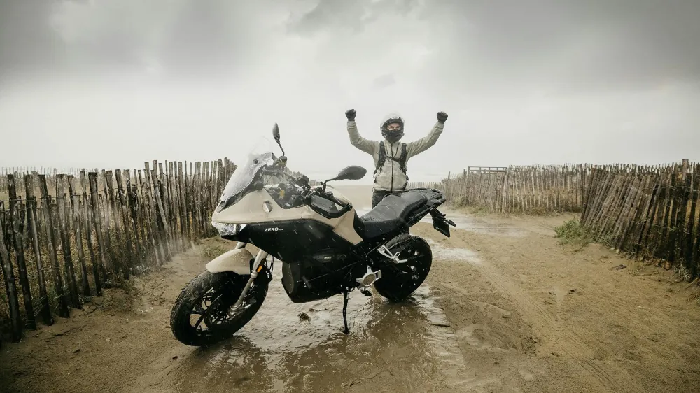 Motocykl elektryczny przejechał 436,5 km na jednym ładowaniu. To nowy rekord Guinnessa