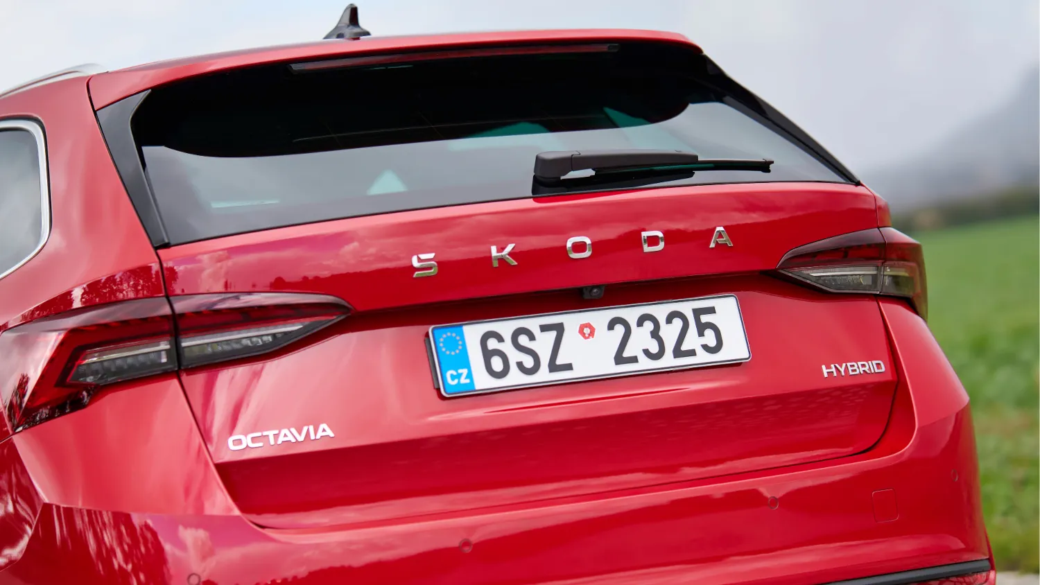 Skoda Octavia wreszcie ma pełną hybrydę. Można jeździć na prądzie bez ładowania