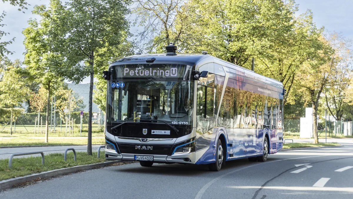 Ten autobus sam jeździ po ulicach. niedługo zabierze pierwszych pasażerów