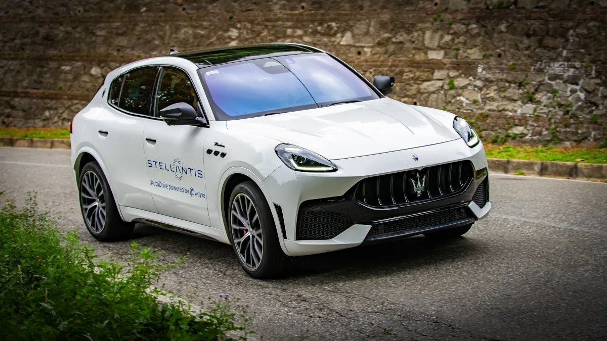 Stellantis testuje samochody sterowane przez AI. Fiat i Maserati pojadą bez trzymania kierownicy