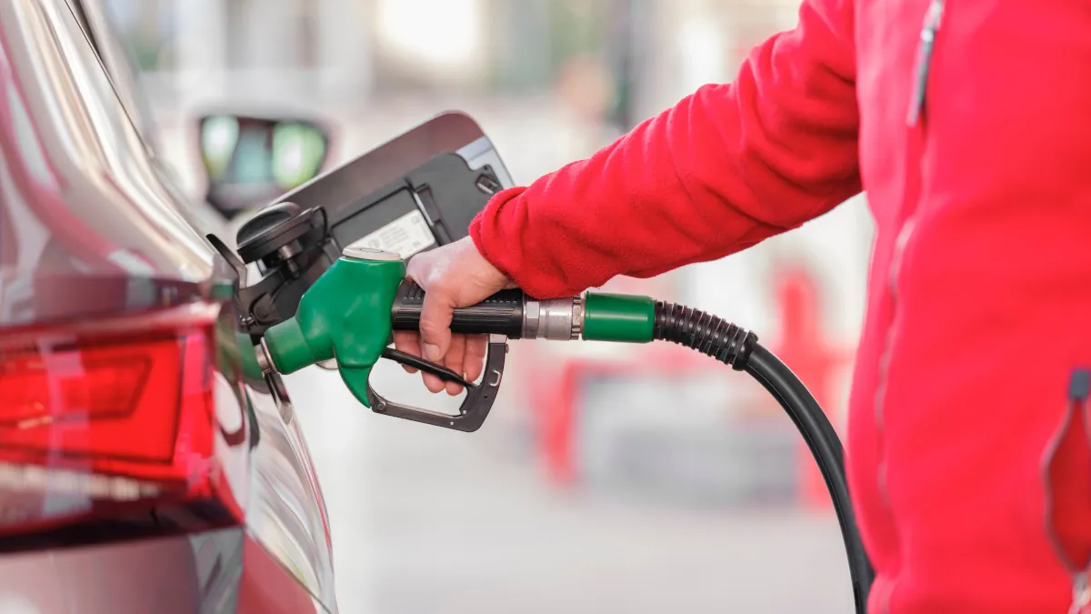 Benzyna i diesel mocno potanieją. Jest ważna wiadomość dla kierowców LPG